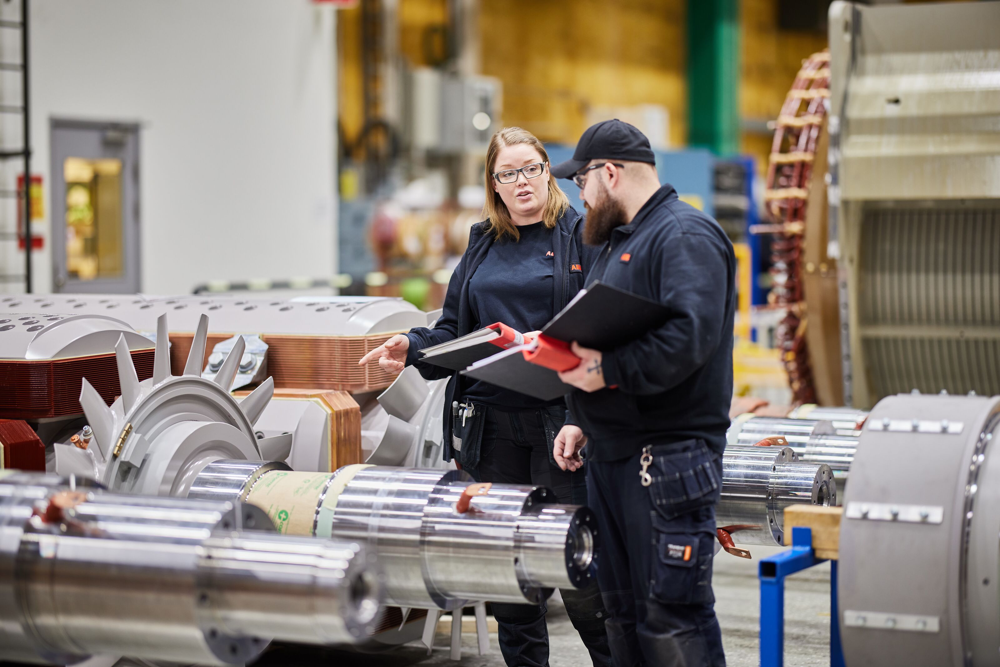 En man och en kvinna genomför service på  i västerås